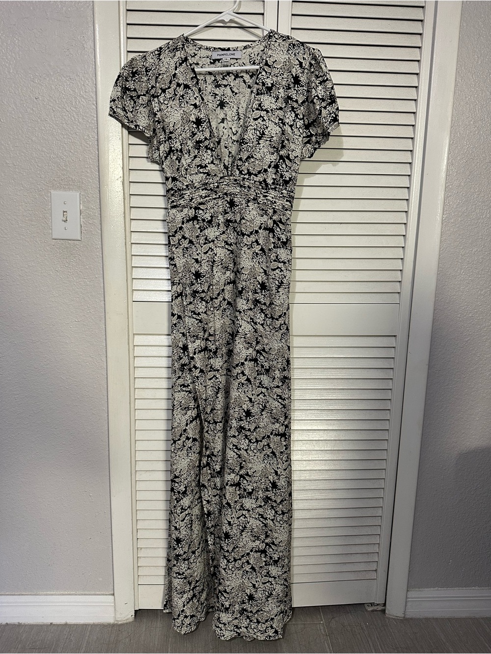 Plunging V-Neck Black and White Floral Maxi Dress - Picture 4 of 4